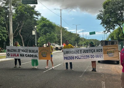 Faixas pedindo anistia