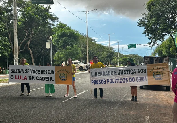 Faixas pedindo anistia
