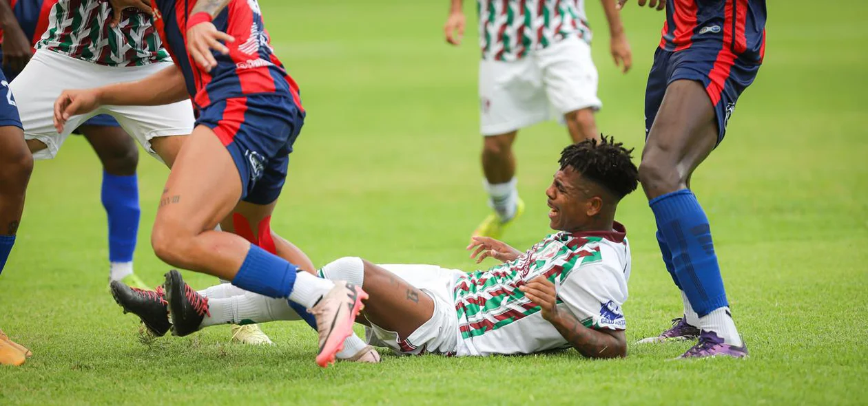 Falta em jogador do Fluminense-PI