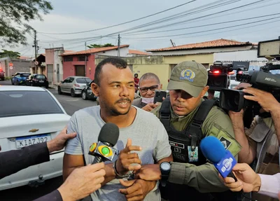 Gilmar Carvalho Rocha sendo conduzido para a Central de Flagrantes de Teresina