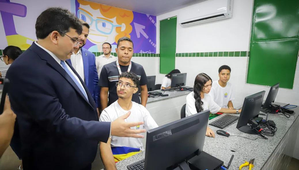 Governador acompanhando entrega de reforma