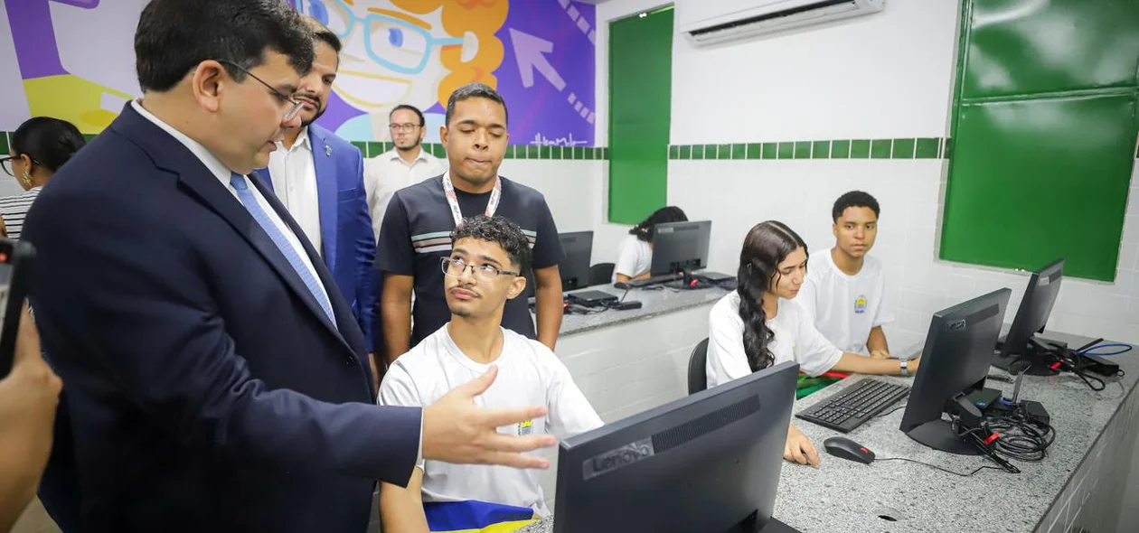Governador acompanhando entrega de reforma