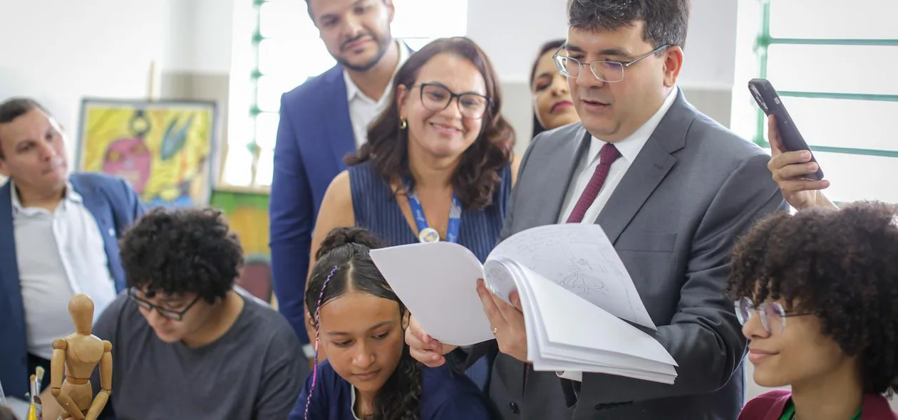 Governador Rafael Fonteles acompanha alunos