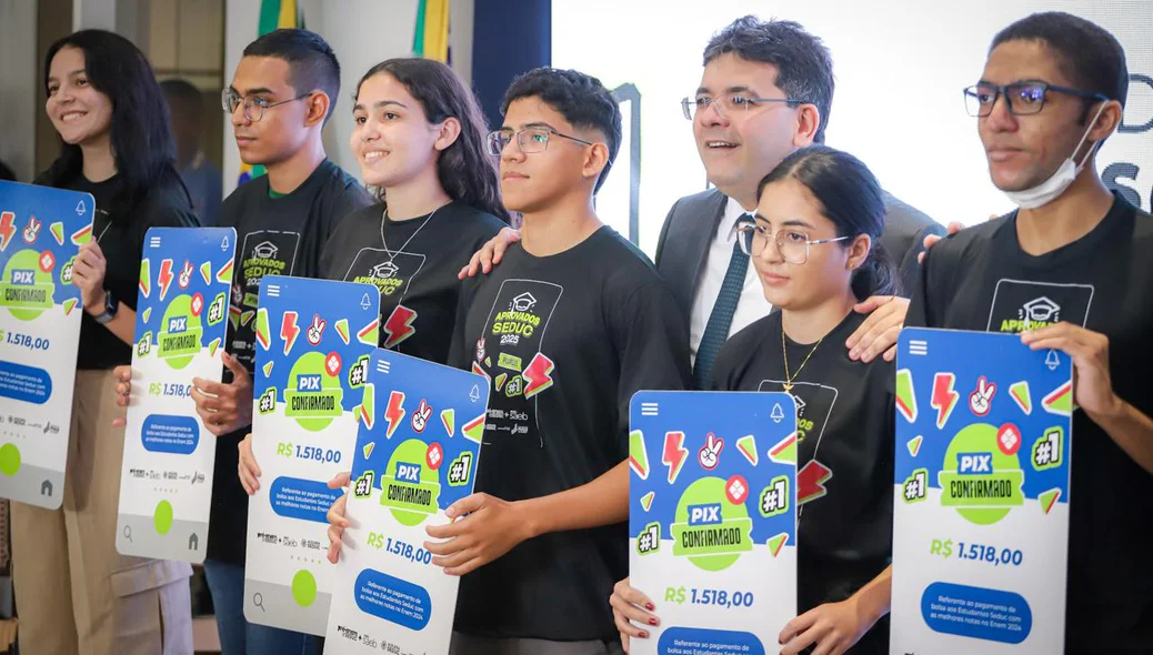 Governador Rafael Fonteles premia estudantes da rede estadual com melhor nota no Enem