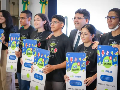 Governador Rafael Fonteles premia estudantes da rede estadual com melhor nota no Enem