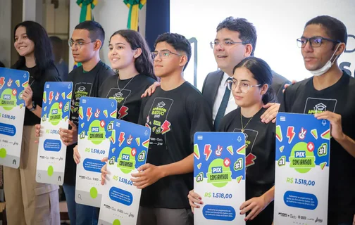 Governador Rafael Fonteles premia estudantes da rede estadual com melhor nota no Enem