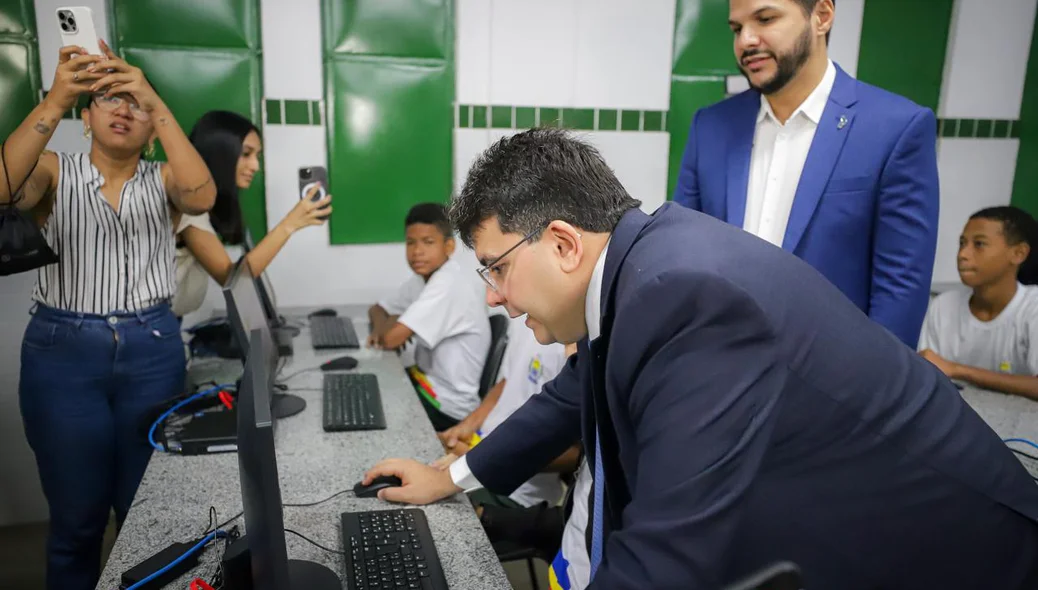 Governador visita laboratório de informática