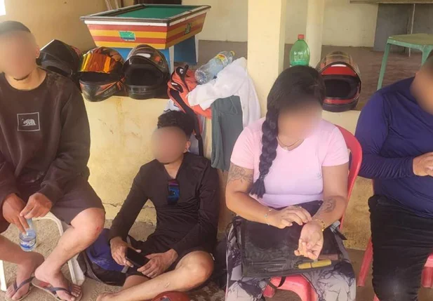 Grupo de pessoas é atacado por grupo de abelhas