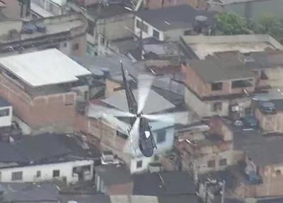Helicóptero da Polícia Civil em operação no Rio de Janeiro