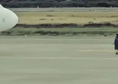 Homem na pista de decolagem de aeroporto no Chile