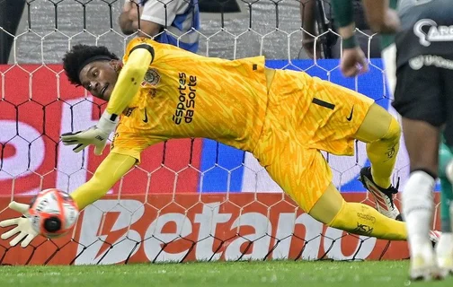 Hugo Souza defendeu pênalti de Veiga na final do Paulistão
