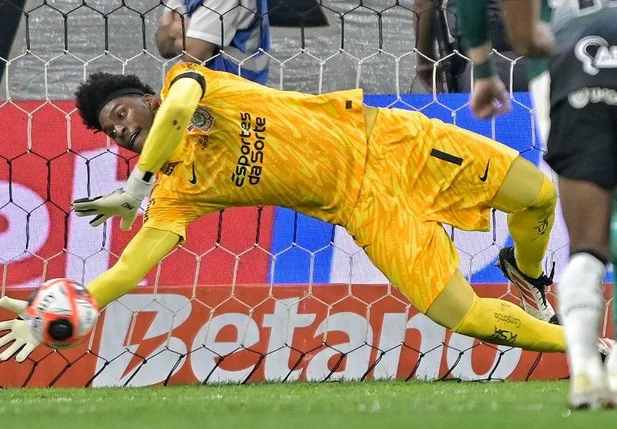 Hugo Souza defendeu pênalti de Veiga na final do Paulistão