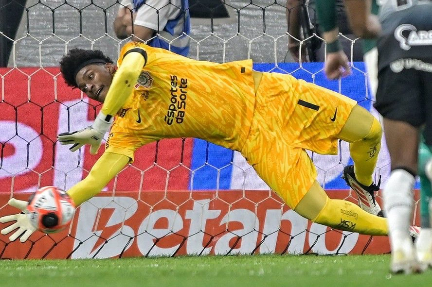 Hugo Souza defendeu pênalti de Veiga na final do Paulistão