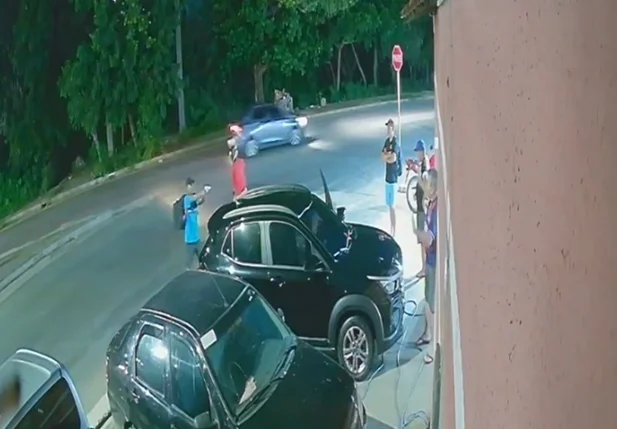 Imagens da câmera de segurança mostrou troca de tiros entre sargento e bandido