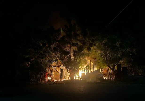 Incêndio de grandes proporções atinge Hortas Comunitárias no Dirceu