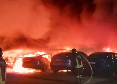 Incêndio em uma concessionária da Tesla