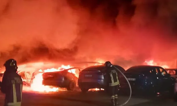 Incêndio em uma concessionária da Tesla