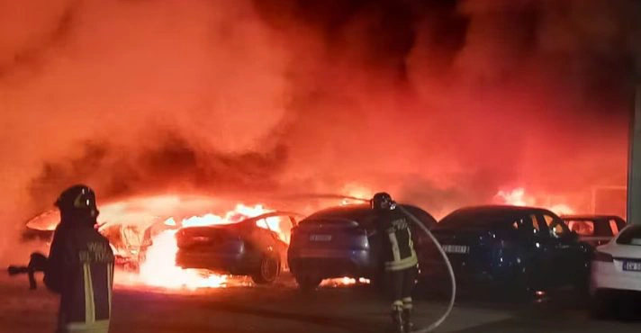 Incêndio em uma concessionária da Tesla