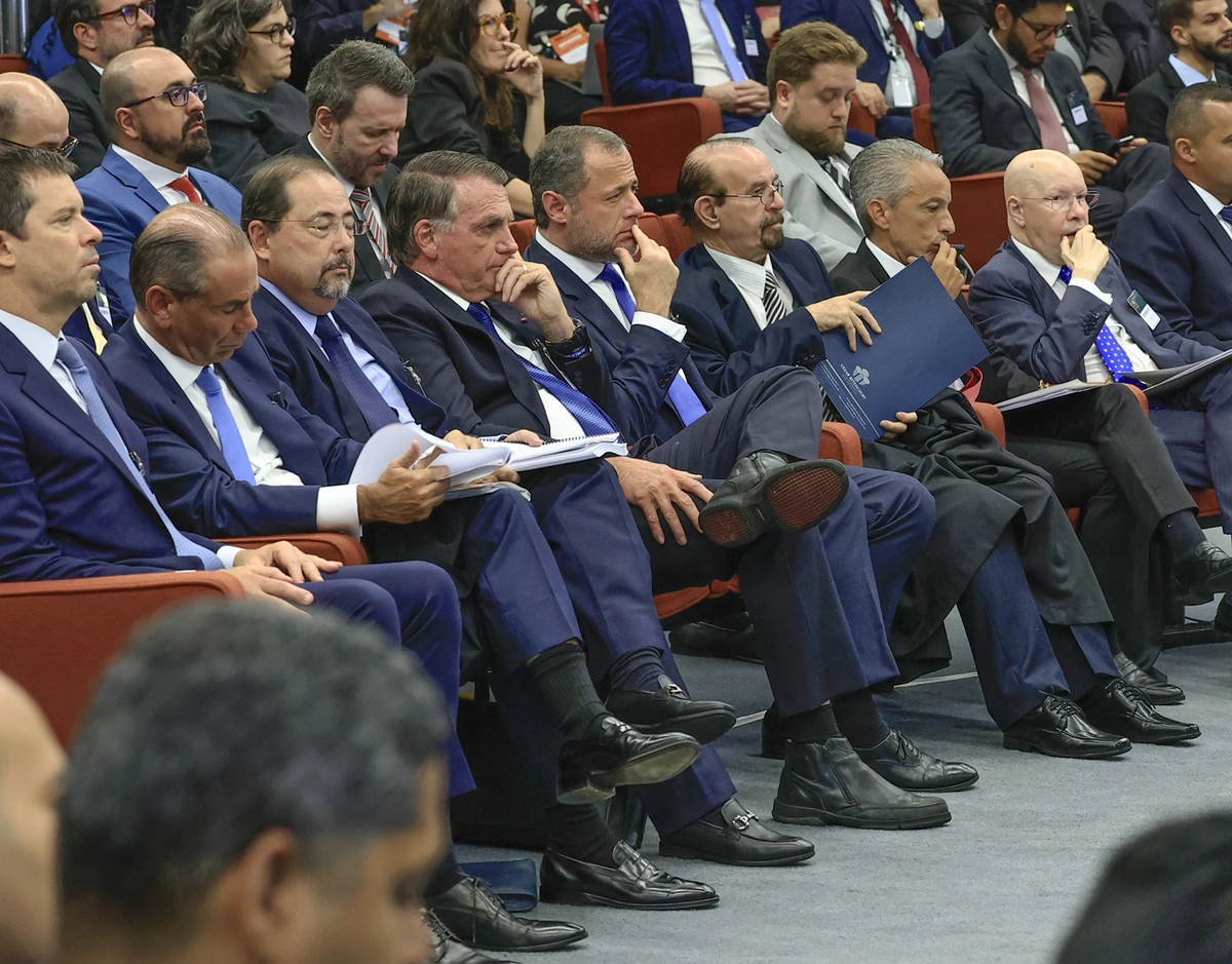 Jair Bolsonaro acompanhando julgamento no STF