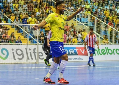 Jé comemorando gol com a Seleção Brasileira