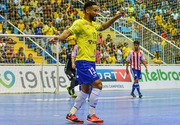 Jé comemorando gol com a Seleção Brasileira