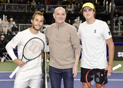 João Fonseca ao lado de Andre Agassi e Hugo Gaston no Challenger de Phoenix