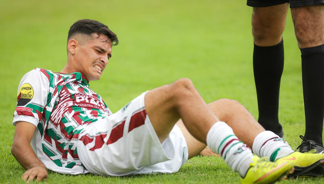 Jogador do Fluminense-PI caído