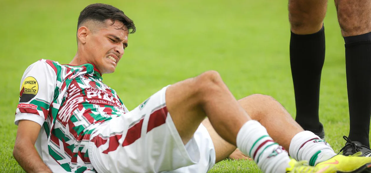 Jogador do Fluminense-PI caído