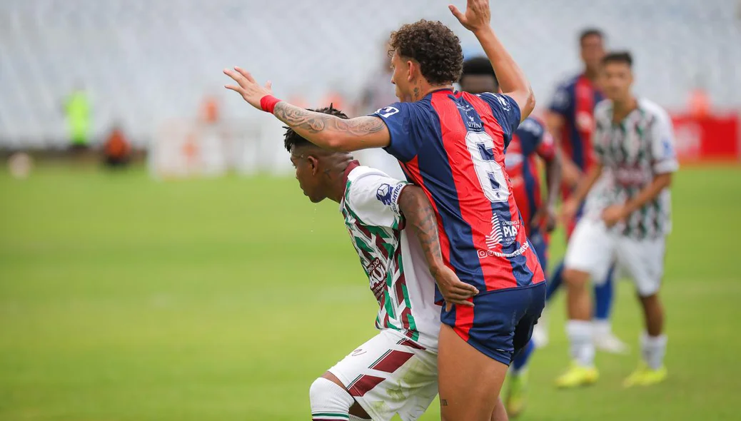 Jogadores disputando bola no Piauiense
