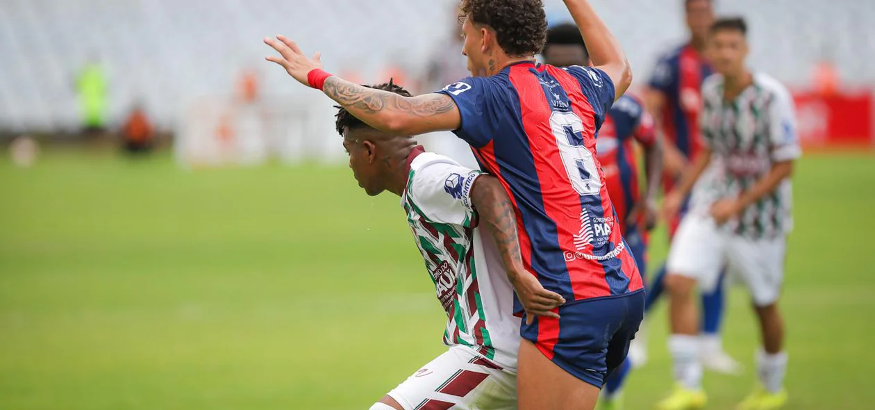 Jogadores disputando bola no Piauiense