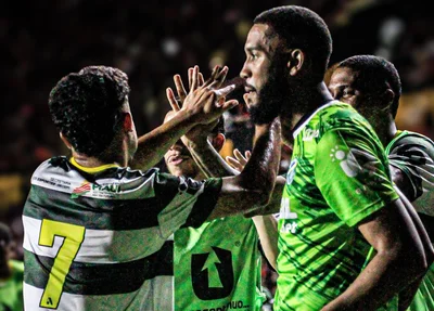 Jogadores do Altos comemorando vitória sobre o Sport