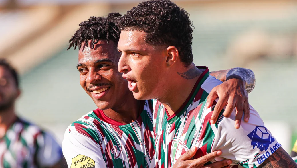 Jogadores do Fluminense-PI comemorando gol