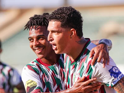 Jogadores do Fluminense-PI comemorando gol