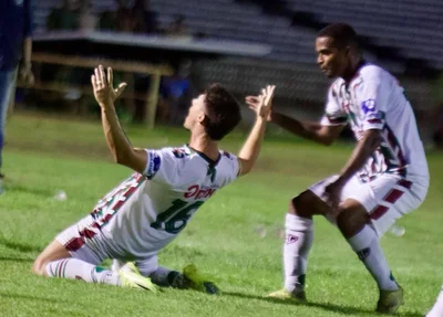 Jogadores do Fluminense-PI comemorando gol no duelo contra o Altos