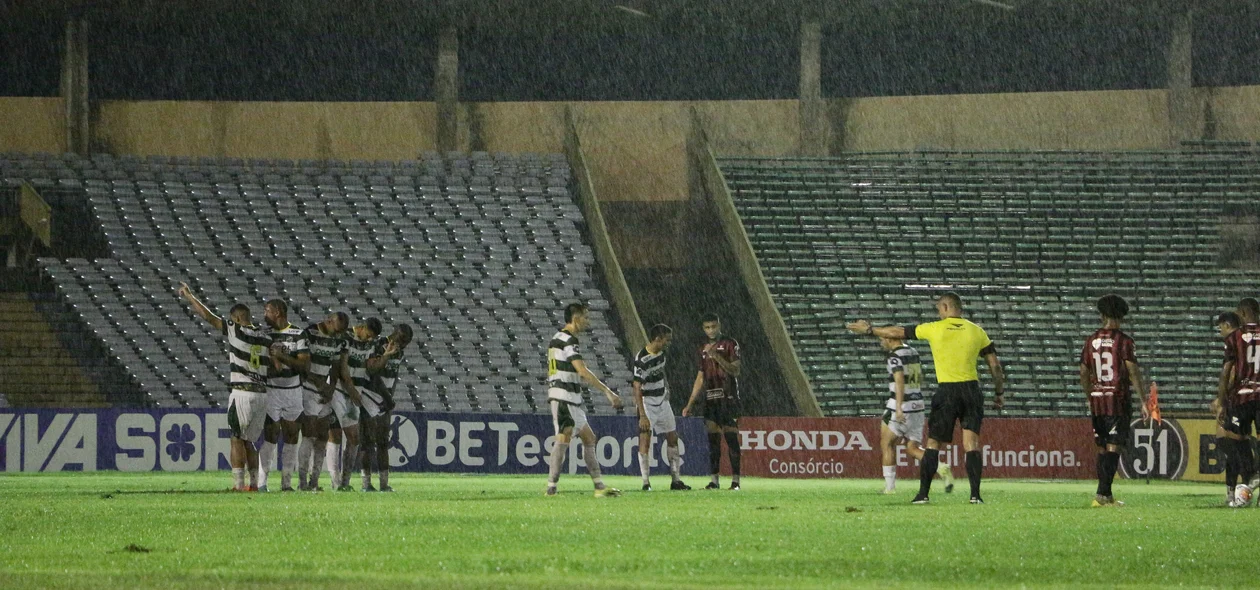 Jogadores formando barreira