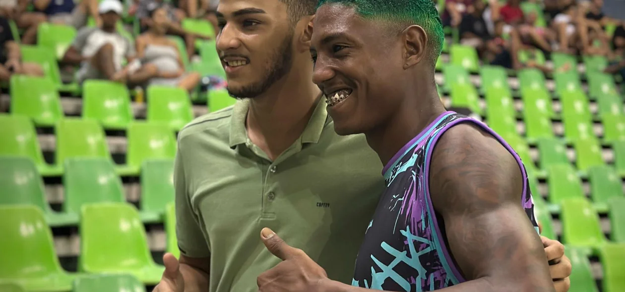 Kaka, uma das maiores personalidades do X1, tirando foto com torcedor