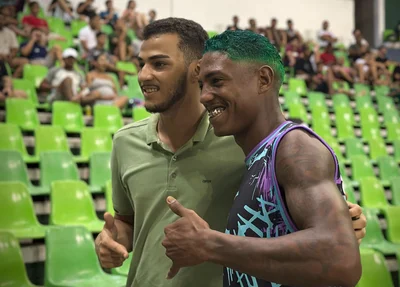 Kaka, uma das maiores personalidades do X1, tirando foto com torcedor