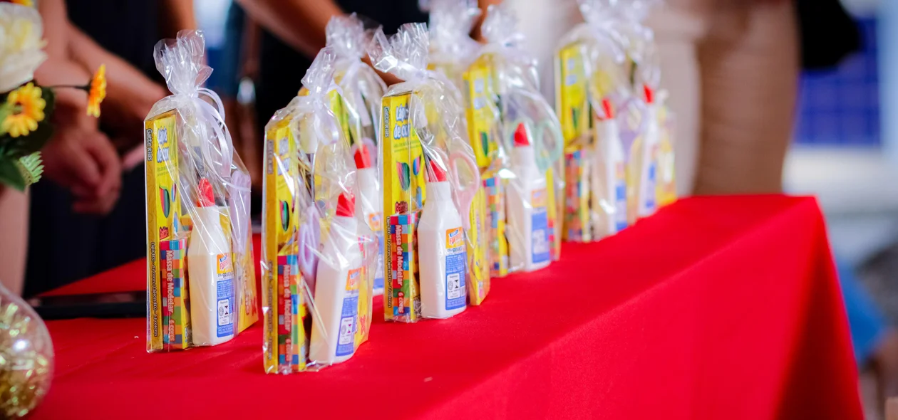 Kits escolares entregues pela prefeitura de José de Freitas