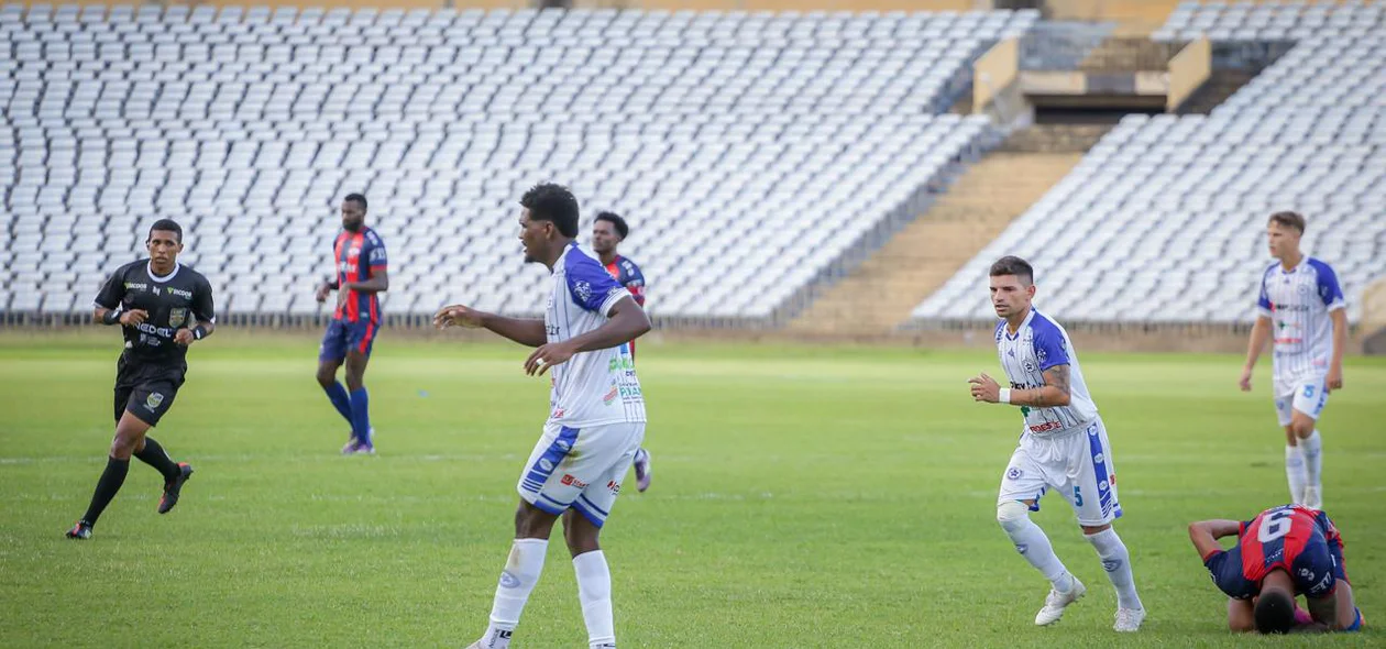 Lance da partida entre Piauí e Parnahyba