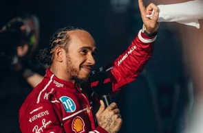 Lewis Hamilton leva 1º pole pela Ferrari