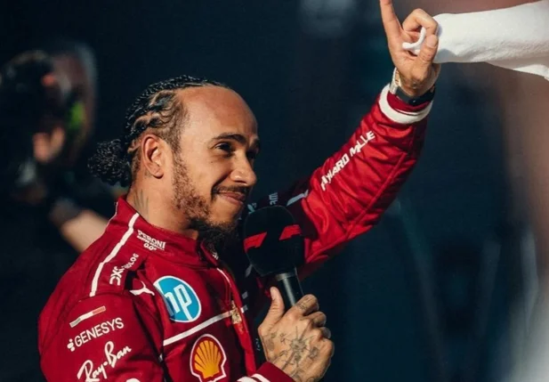 Lewis Hamilton leva 1º pole pela Ferrari