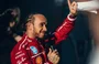 Lewis Hamilton leva 1º pole pela Ferrari