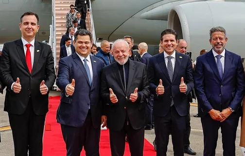 Lula desembarca no Japão com companheiros políticos