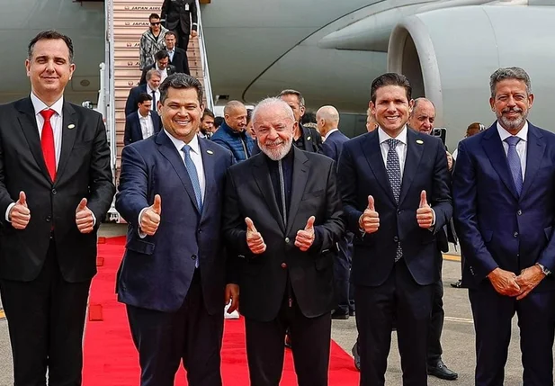 Lula desembarca no Japão com companheiros políticos