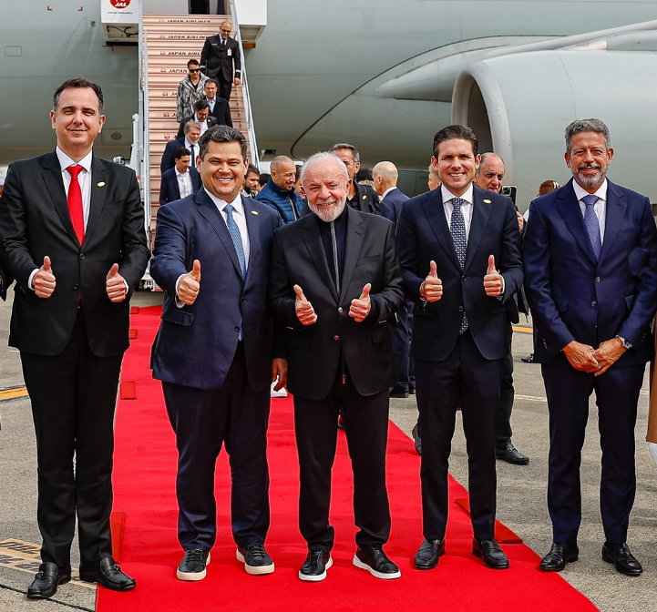 Lula usa par de tênis no valor de R$ 10,5 mil