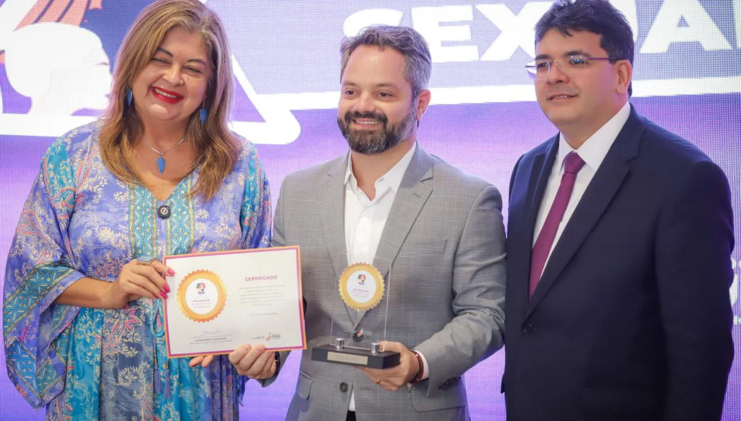 Marcelo Nolleto recebendo certificado