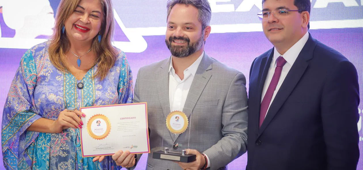 Marcelo Nolleto recebendo certificado