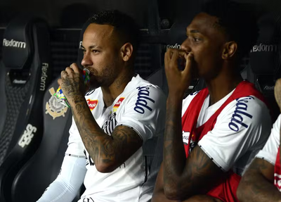 Neymar no banco de reservas na partida contra o Corinthians