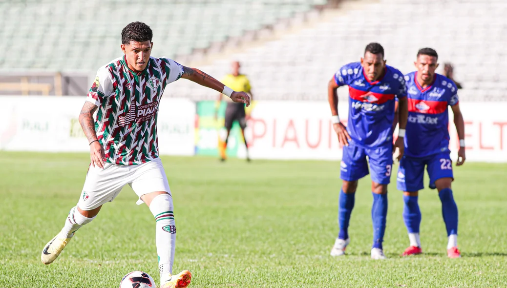 Matheus Matias, do Fluminense-PI cobrando pênalti