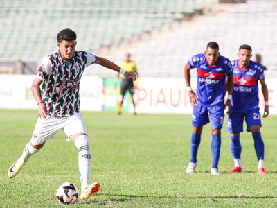 Matheus Matias, do Fluminense-PI cobrando pênalti
